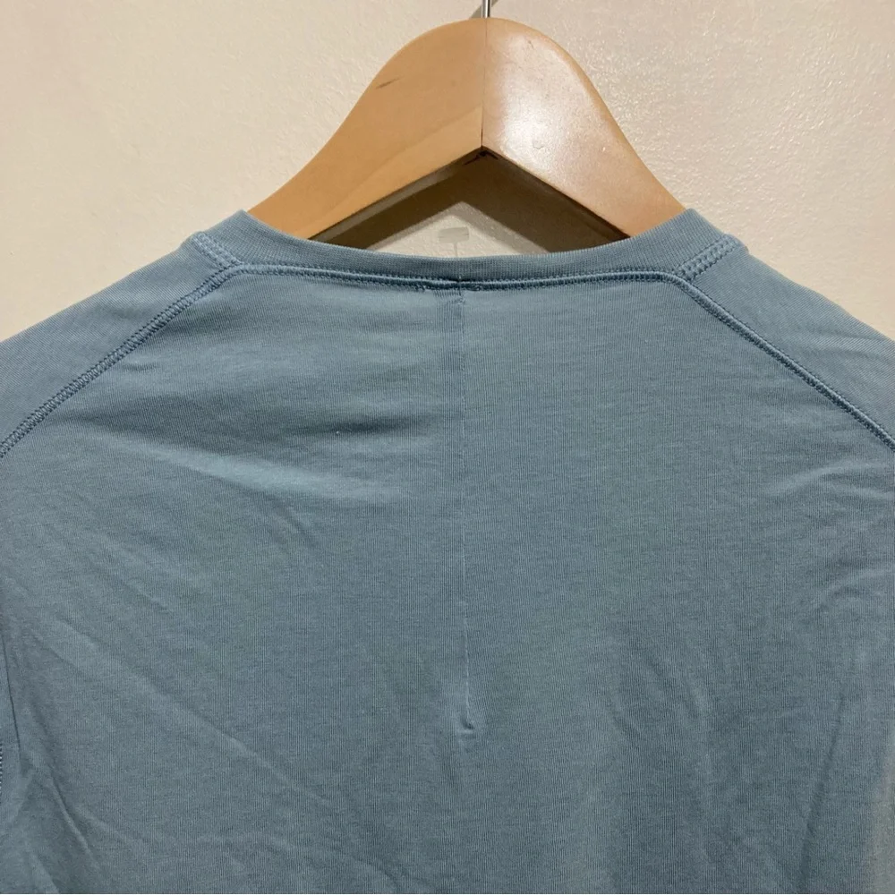 Lululemon Mens Longsleeve Shirt Size Medium Half Button Up Henley Blue - Picture 6 of 6